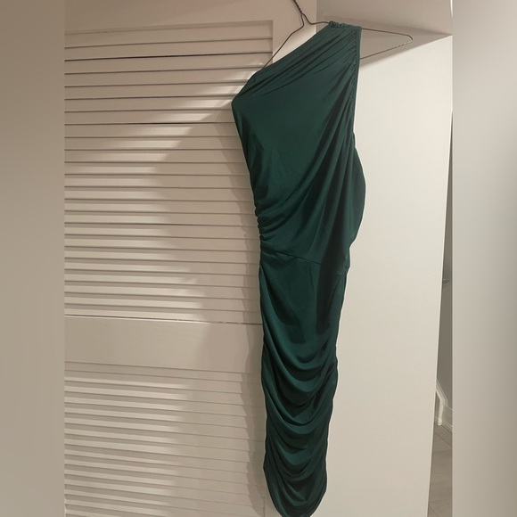 Pretty Little Thing Emerald Green Slinky Runched One Shoulder Longline Dress. - Picture 4 of 7